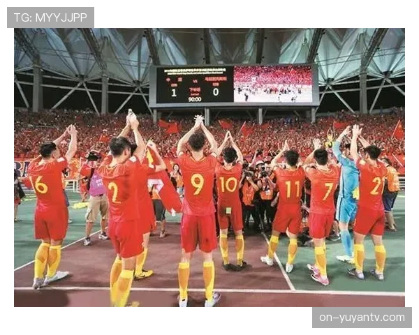 球迷高唱队歌响彻全场,意甲赛场氛围热烈 球迷高唱队歌响彻全场,意甲赛场氛围热烈